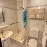 - Haus D, App 0d0606 *
