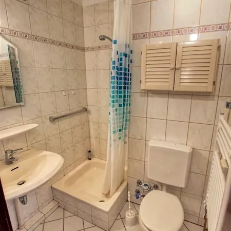 - Haus D, App 0d0606 *